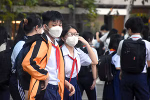 Học sinh lớp 9 Trường THCS Chánh Hưng (Quận 8, TPHCM) đi học trực tiếp.