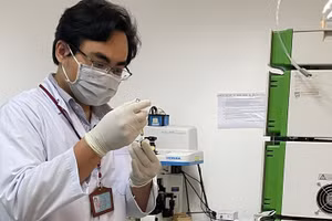 PGS.TS Trần Ngọc Quyển trong phòng thí nghiệm.