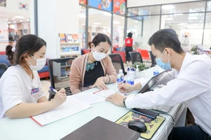 Phụ huynh và thí sinh nộp hồ sơ xét tuyển vào UEF.