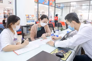 Phụ huynh và thí sinh nộp hồ sơ xét tuyển vào UEF.