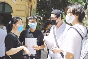 Thí sinh tự tin với khả năng làm bài thi môn Ngữ văn tại Điểm thi Trường THPT Việt Đức (Hà Nội). Ảnh: Thế Đại