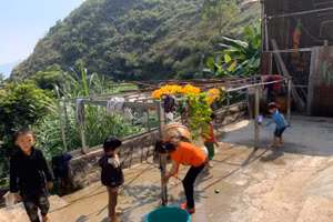 Việc sử dụng nước của GV, HS phải hết sức tiết kiệm. Ảnh: Đức Trí