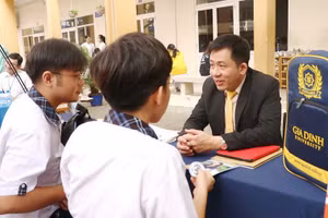 ThS Trịnh Hữu Chung - Phó Hiệu trưởng Trường ĐH Gia Định tư vấn tuyển sinh cho thí sinh thời điểm dịch Covid-19 chưa bùng phát. Ảnh: NVCC