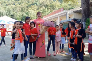 Học sinh tặng hoa cô Hằng nhân dịp kỷ niệm Ngày Nhà giáo Việt Nam 20/11.