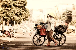 Một trong những cách dạy trẻ tôn trọng cha mẹ, chính là thấu hiểu, chia sẻ công việc, nghề nghiệp mà cha mẹ đang làm. Ảnh minh họa.