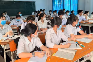 Học sinh Trường THPT Nguyễn Huệ (H. Phú Giáo, Bình Dương) trong ngày đầu tiên trở lại trường.