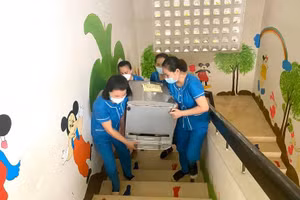 Nhà trường chủ động di chuyển các thiết bị trường học lên khu vực an toàn.