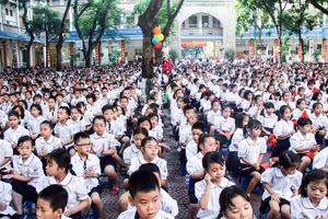 Nhiều phụ huynh lo lắng trong trường hợp con phải kiểm tra cuối kỳ bằng hình thức trực tuyến. Ảnh minh họa: Phi Hùng