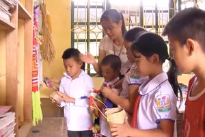 Giáo viên và học sinh Trường Tiểu học Hạnh Sơn (Nghĩa Lộ - Yên Bái).