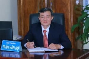 Thầy Trần Văn Bộ.