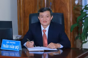 Thầy Trần Văn Bộ.