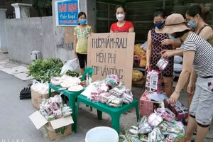 Những gói lương thực đã được chuẩn bị sẵn để mọi người đến lấy.