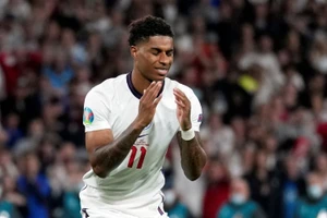 Rashford thất vọng sau khi thất bại trên chấm luân lưu 11m.