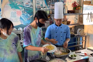 Học sinh khối 9 Trường THCS Minh Đức, Quận 1 trải nghiệm hướng nghiệp với nghề đầu bếp. Ảnh: NTCC