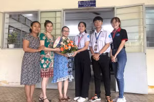 Liên Chi hội SV KTX HCMUTE chúc Tết các SV. Ảnh: NTCC