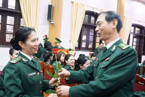 Trung tá Nguyễn Thị Trần Thanh được Bộ đội Biên phòng tỉnh Nghệ An biểu dương.