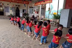 Học sinh Trường Mầm non Chiềng Ban, huyện Mai Sơn trong một hoạt động tập thể.