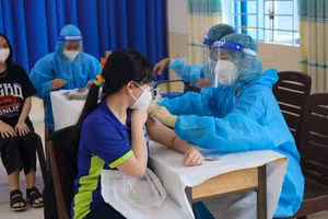 Học sinh Trường THPT Nguyễn Du (Quận 10, TPHCM) tiêm vắc-xin ngừa Covid-19 mũi 1.