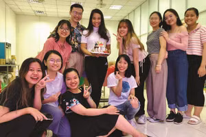 TS Dương Nguyễn Hồng Nhung cùng sinh viên IU.