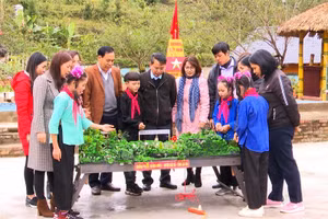 Phòng GD&ĐT huyện Bắc Hà cùng Hội khoa học tỉnh Lào Cai tham quan mô hình. Ảnh: NTCC