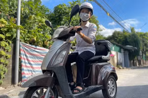 Phương tiện đến trường của Linh là chiếc xe máy điện 3 bánh.