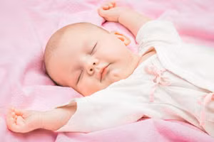 Tại sao các em bé đều giơ tay như đang "đầu hàng" khi ngủ?