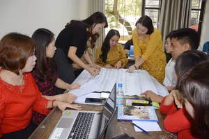 TS Phạm Kiều Anh (người đứng bên phải) – giảng viên sư phạm cốt cán hướng dẫn học viên làm bài tập nhóm.