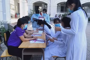 Học sinh nghe tư vấn đăng ký tuyển sinh trước đợt dịch bùng phát. Ảnh minh họa