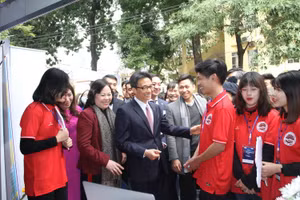 Phó Thủ tướng Vũ Đức Đam, Thứ trưởng Ngô Thị Minh tham quan các gian hàng tại SV Startup 2020.