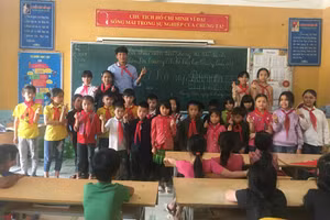 Thầy Phạm Văn Khiêm chụp ảnh lưu niệm cùng các em học sinh.