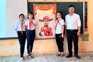 Thầy Tuân luôn đồng hành trong mỗi sự tiến bộ của học trò.