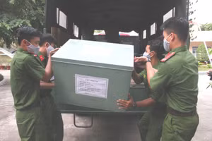 Lực lượng công an đưa đề thi lên xe đặc chủng để giao đến các điểm thi ở TP Cần Thơ trong Kỳ thi tốt nghiệp THPT năm 2020. Ảnh: Q. Ngữ.