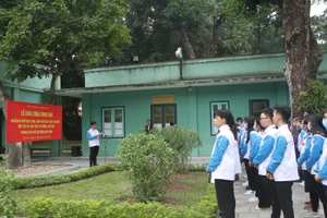 Đoàn đại biểu học sinh, sinh viên xuất sắc tiêu biểu học tập và làm theo tư tưởng, đạo đức, phong cách Hồ Chí Minh năm 2020 báo công dâng Bác.