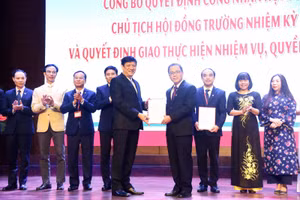 Lãnh đạo Bộ Y tế trao quyết định Chủ tịch Hội đồng trường Trường Đại học Y Hà Nội nhiệm kỳ 2020 - 2025 cho GS.TS.BS Tạ Thành Văn