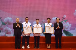 Thường trực Ban bí thư Trần Quốc Vượng và Bộ trưởng Bộ GD&ĐT Phùng Xuân Nhạ trao bằng khen cho các thí sinh đạt giải Nhất cuộc thi “Tuổi trẻ học tập và làm theo tư tưởng, đạo đức, phong cách Hồ Chí Minh”