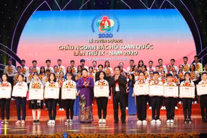 Chủ tịch Quốc hội Nguyễn Thị Kim Ngân, Trưởng Ban Tổ chức Trung ương Phạm Minh Chính trao tặng bằng khen cho các đại biểu