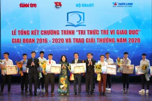 Thứ trưởng Ngô Thị Minh và Bí thư Trung ương Đoàn Bùi Quang Huy trao bằng khen cho các tác giả đạt giải.