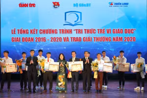 Thứ trưởng Ngô Thị Minh và Bí thư Trung ương Đoàn Bùi Quang Huy trao bằng khen cho các tác giả đạt giải.