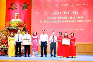 Ông Phạm Văn Đại - Phó Giám đốc Sở GD&ĐT Hà Nội tặng Huân chương Lao động Hạng Nhì cho tập thể phòng GD&ĐT và trường Tiểu học Khương Mai.