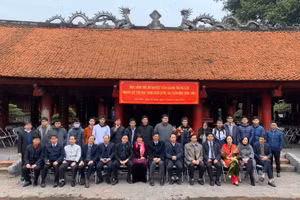 Đội tuyển học sinh giỏi Hà Nội (môn Toán) tham dự kì thi chọn học sinh giỏi quốc gia.