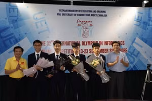 Ông Mai Văn Trinh- Cục trưởng Cục Quản lí chất lượng (Bộ GD&ĐT) chúc mừng các thí sinh đoạt giải