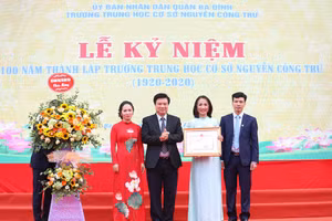 Thứ trưởng Bộ GD&ĐT Nguyễn Hữu Độ trao bằng khen của Bộ trưởng Bộ GD&ĐT cho Trường THCS Nguyễn Công Trứ.