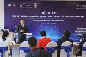 Ông Bùi Văn Linh trình bày tham luận tại hội thảo.