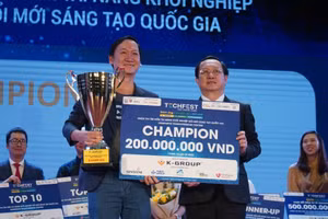 Bộ trưởng Bộ KH&CN trao Cúp giải Nhất cho đội Công ty cổ phần Gostream Technology.