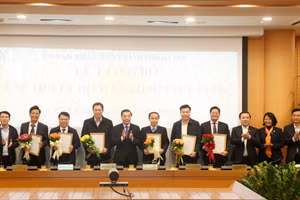 Chủ tịch UBND thành phố Hà Nội Chu Ngọc Anh trao các quyết định