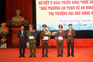 Đại diện Bộ GD&ĐT tặng Kỷ niệm chương “Vì sự nghiệp giáo dục” cho 3 cá nhân thuộc Công an tỉnh Phú Thọ