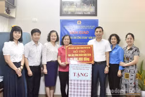 Công đoàn ngành Giáo dục Hà Nội trao hỗ trợ Mái ấm Công đoàn cho cô giáo Trịnh Thúy Vân