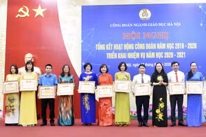 Khen thưởng các cá nhân có thành tích xuất sắc trong hoạt động công đoàn