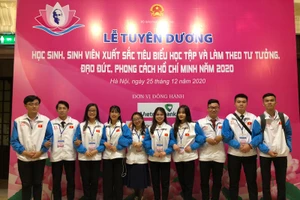 Các đại biểu dự lễ tuyên dương