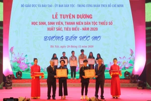 Phó Thủ tưởng Trương Hòa Bình và Bộ trưởng Đỗ Văn Chiến trao Bằng khen cho các học sinh, sinh viên xuất sắc